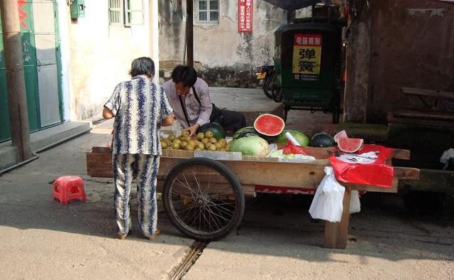 街头水果摊贩用喷壶向水果上喷的是水还是保鲜剂？